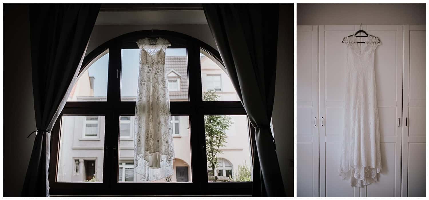 Zartes Spitzenkleid am Fenster und Schrank – echte Hochzeitsvorfreude, Hochzeitsfotografin Köln.