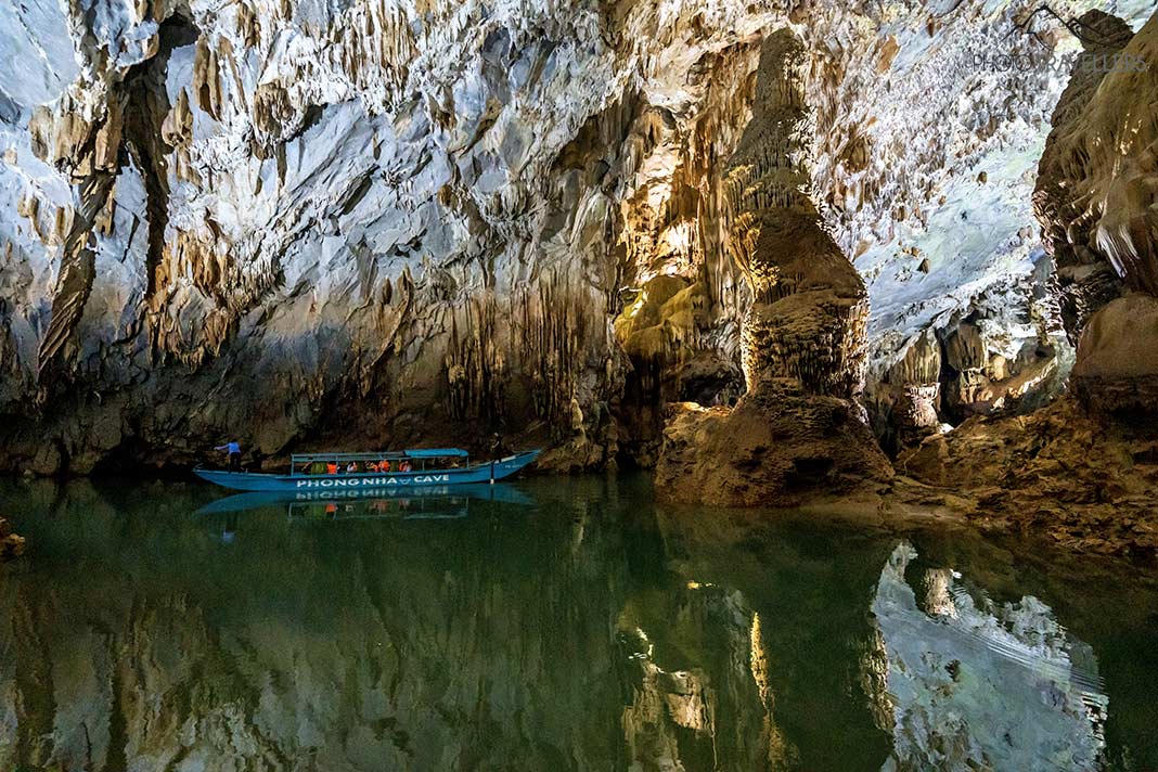 Ein Boot in der Phong Nha-Höhle in Vietnam