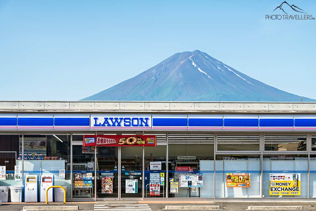 Der Lawson Kawaguchiko Station mit dem Fuji im Hintergrund