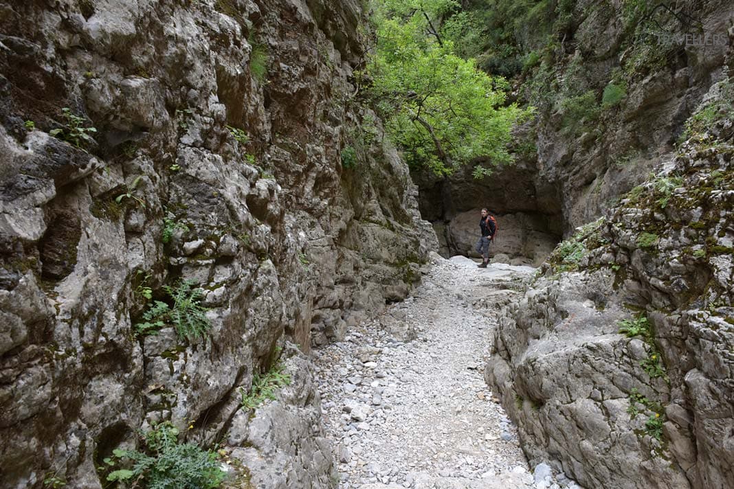 Reisebloggerin Biggi Bauer zwischen hohen Felswänder der Imbros-Schlucht