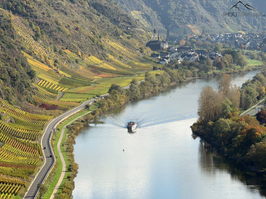 Ein Schiff auf der Mosel, daneben die Weinhänge