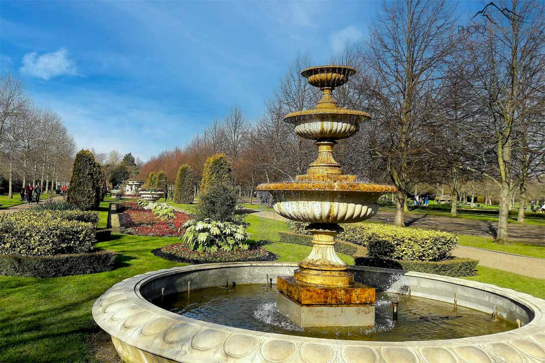 Springbrunnen und ein mit Beeten angelegter Grünstreifen zieht sich entlang der Gehwege im Regent's Park