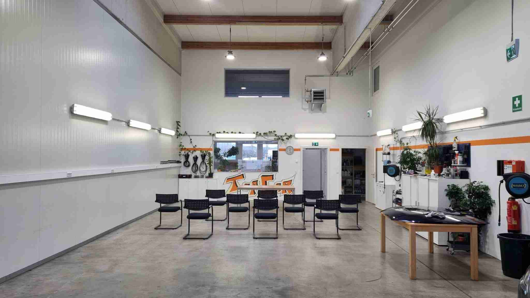 20230224_142614-scaled-scaled-1.jpg 3. Kurs: WIFI-Kurs Autoaufbereitung – Praxis, Wirtschaft & Gewerbe vereint