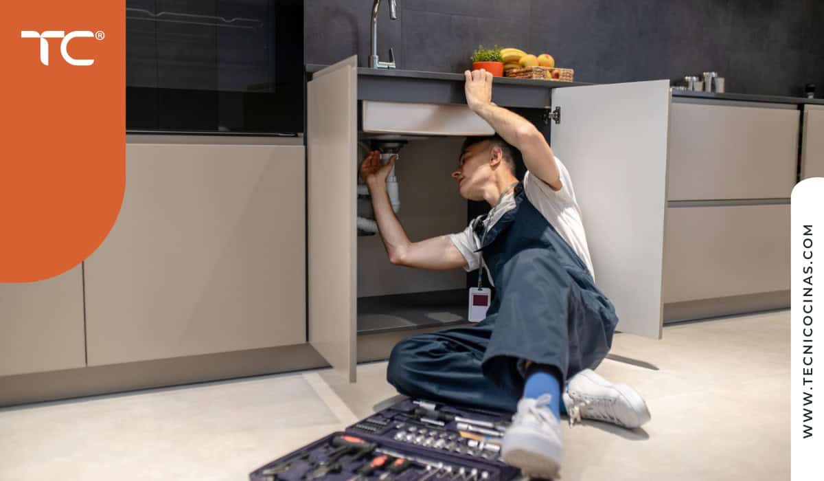 Instalación profesional de gabinetes inferiores en cocina integral moderna