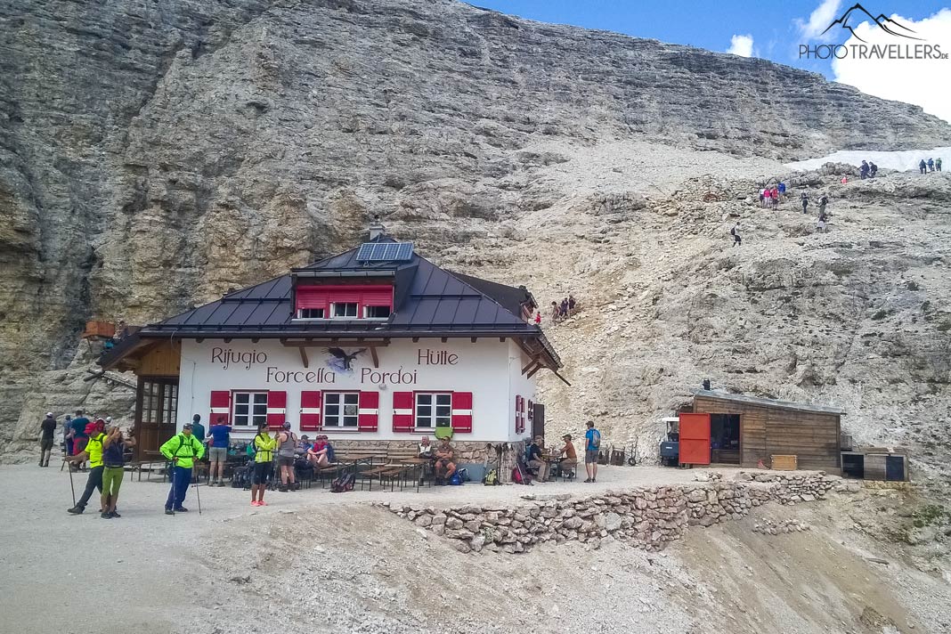 Zahlreiche Wanderer vor dem Rifugio Forcella Pordoi