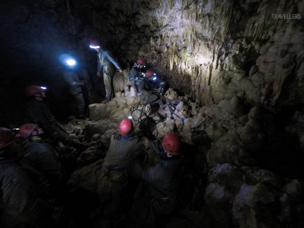 Unsere Gruppe macht Pause in einem großen Raum im Silberloch Essing