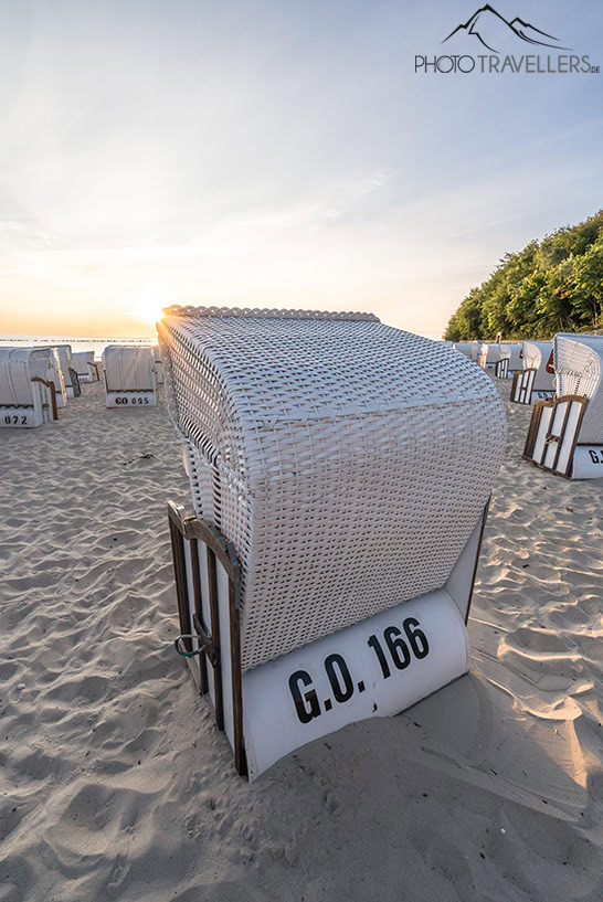 Ein Strandkorb an der Ostsee im Morgenlicht