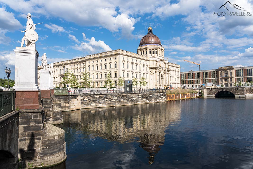 Der Blick übers Wasser auf das Humboldt Forum