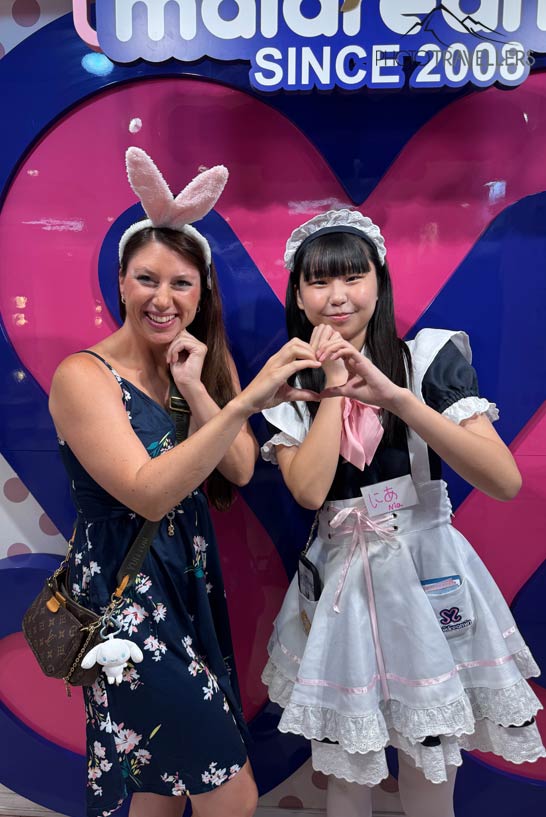Reisebloggerin Biggi Bauer mit einer Maid in einem japanischen Maid Café