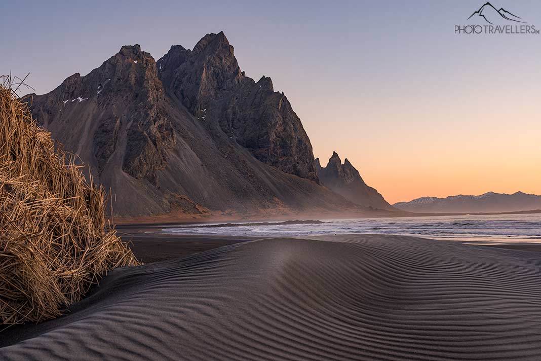 Sanddünen mit den Bergen von Stokksnes im Hintergrund