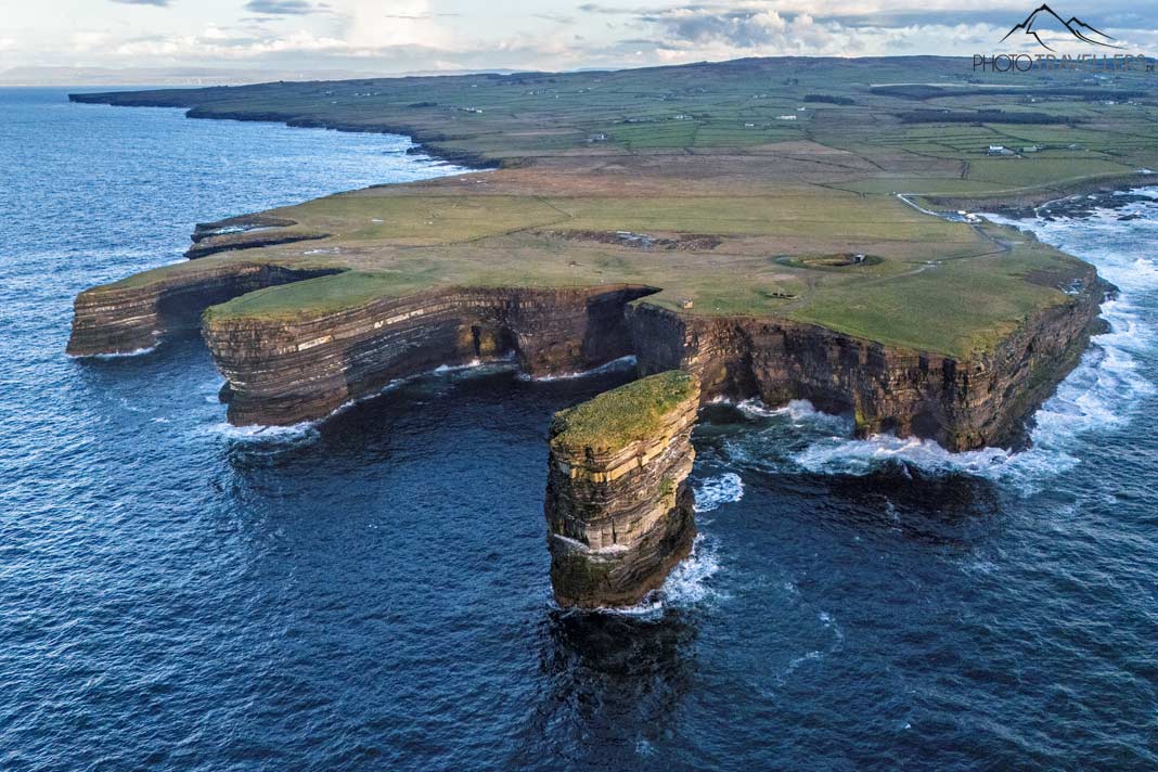 Die schroffe Küste vom Downpatrick Head in Irland aus der Luft
