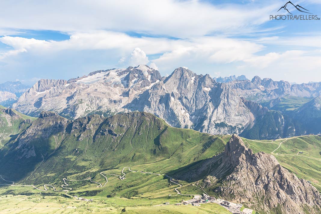 Der Blick vom Sass Pordoi hinab zum Pordoijoch und auf die Marmolata