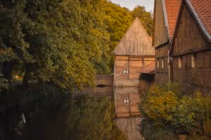 Hochzeitslocation Haus Runde 12 Historische Backstein- und Fachwerkgebäude an einem ruhigen Fluss – perfekte Hochzeitslocation im Grünen.