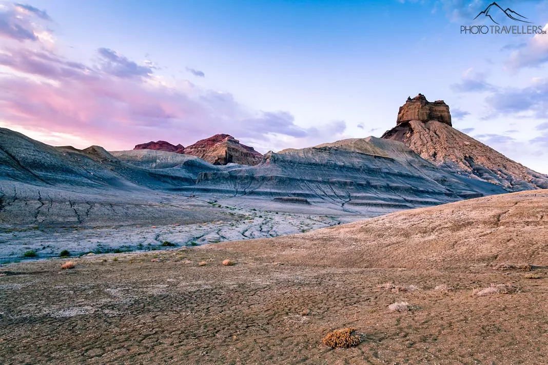 Der Moon Butte, eine imposante Felsformation, im Abendlicht mit buntem Himmel