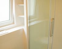 Bad mit Dusche und Toilette im Chalet Lugge