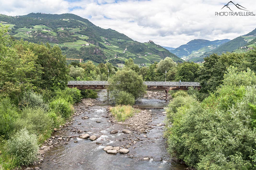 Der Blick von der Talferbrücke auf den Talferbach und die Hügel um Bozen