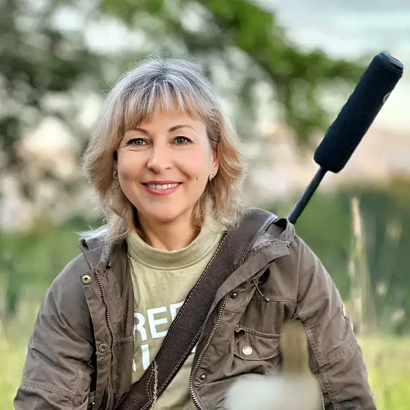 JagdTOTAL Testimonial – Jägerin über Coaching und Begleitung Jägerin mit Büchse und Schalldämpfer nach erfolgreicher Jagd – JagdTOTAL Coaching Erfahrungsbericht.