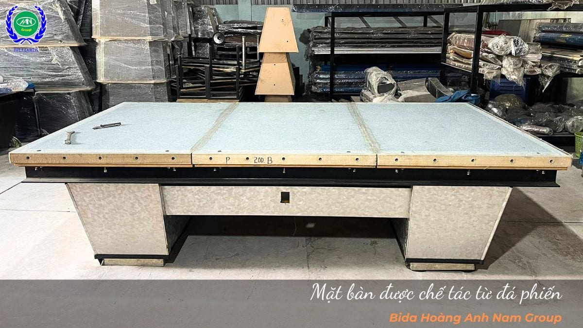 Mặt bàn được chế tác từ đá phiến