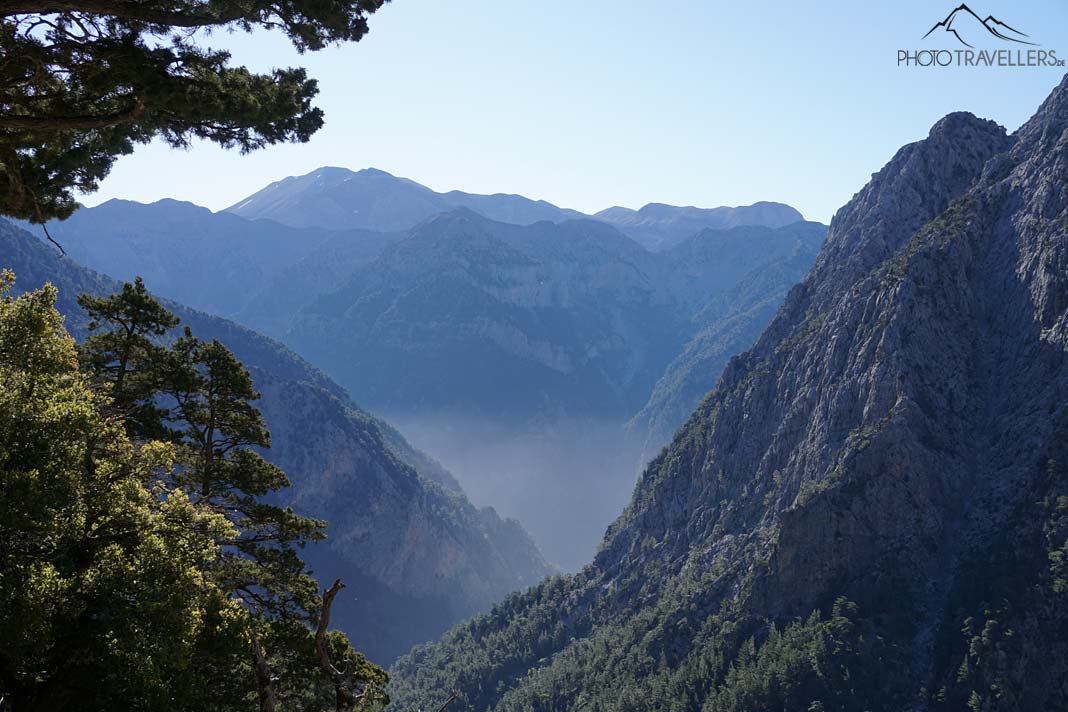 Der Blick in die Samaria-Schlucht auf Kreta im Morgendunst