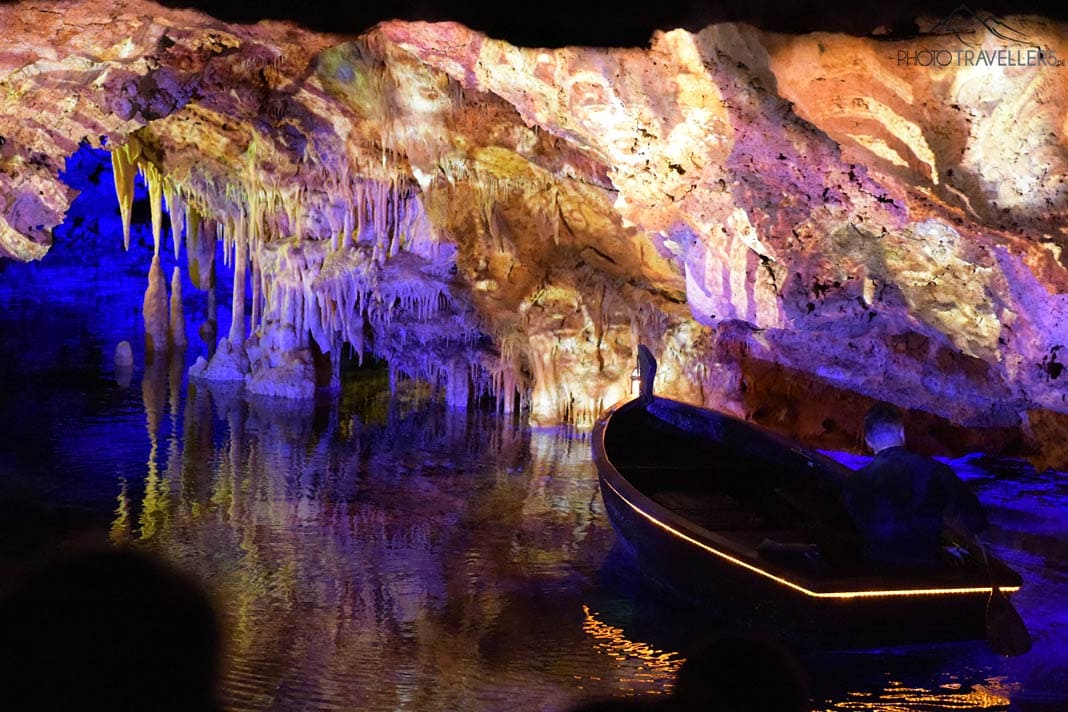Ein Boot auf dem unterirdischen See in der Coves dels Hams auf Mallorca