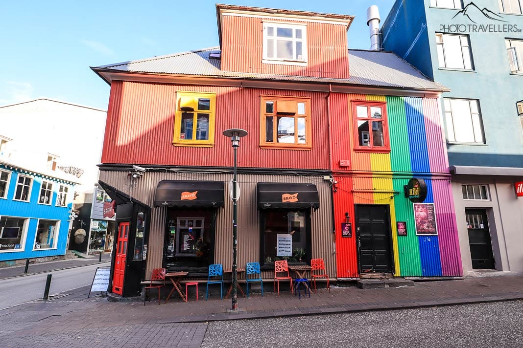 Ein buntes Haus in der Einkaufsstraße Laugavegur in Reykjavík