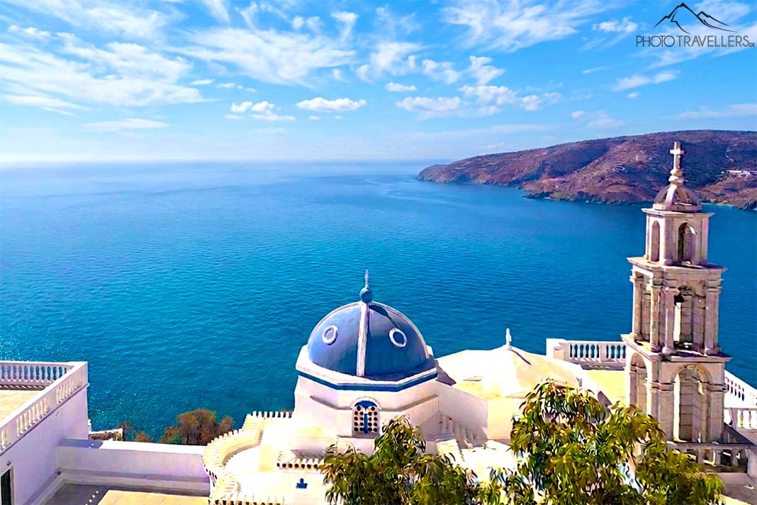 Blick über den Glockenturm und die blaue Kuppel der Panagia Portaitissa auf das Meer vor Astypalea