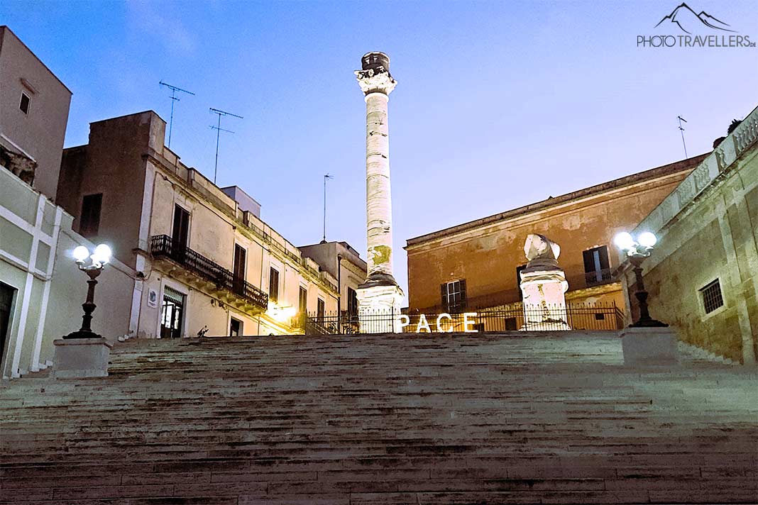Eine hohe und eine niedrige Säule zieren das obere Ende einer breiten Treppe in Brindisi