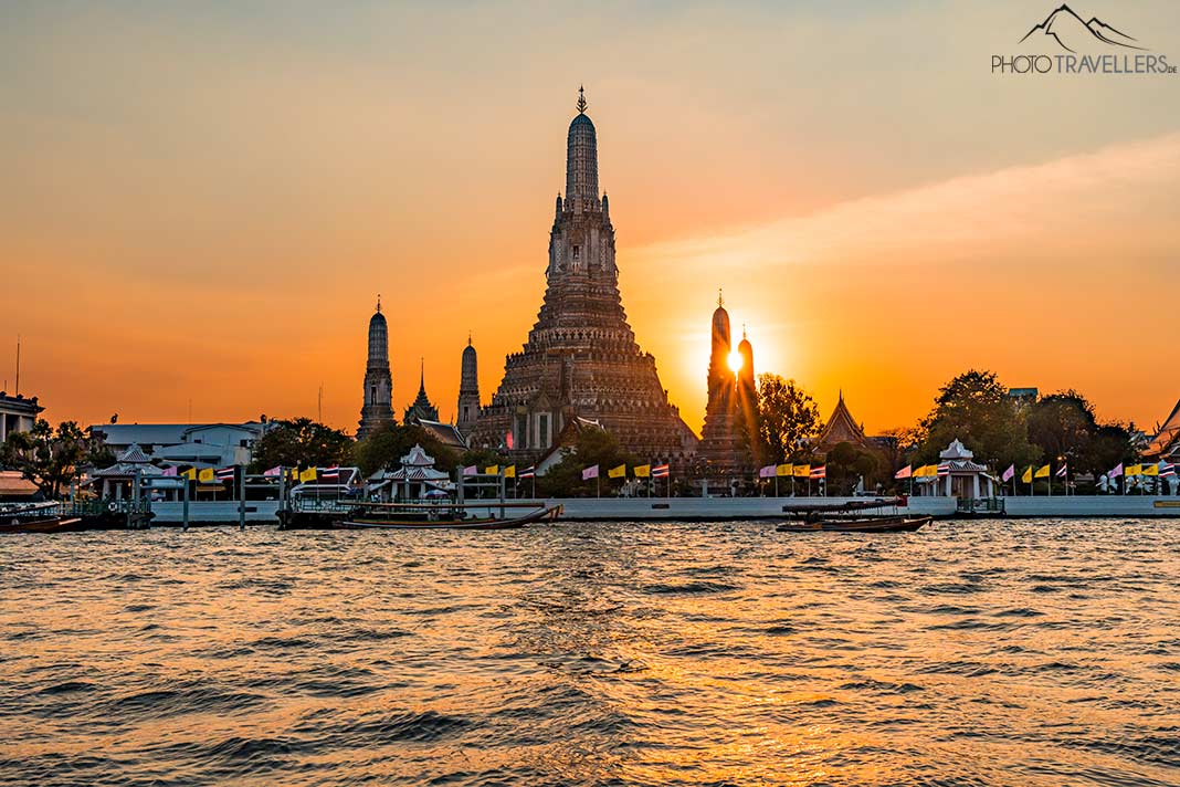 Der Blick auf den Tempel Wat Arun in Bangkok vom Wasser aus zum Sonnenuntergang
