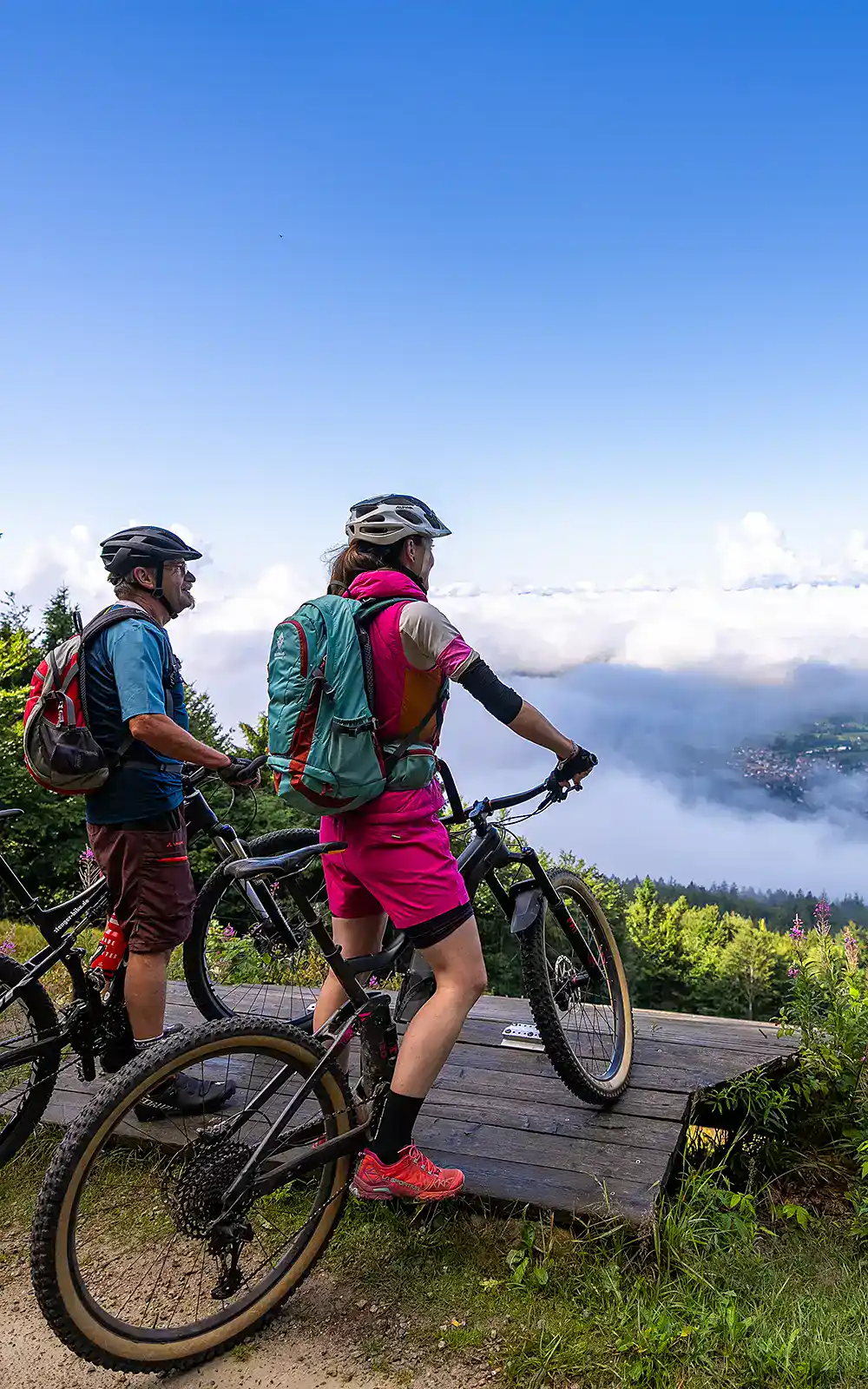 Mountainbiker genießen die Aussicht im Bayerischen Wald