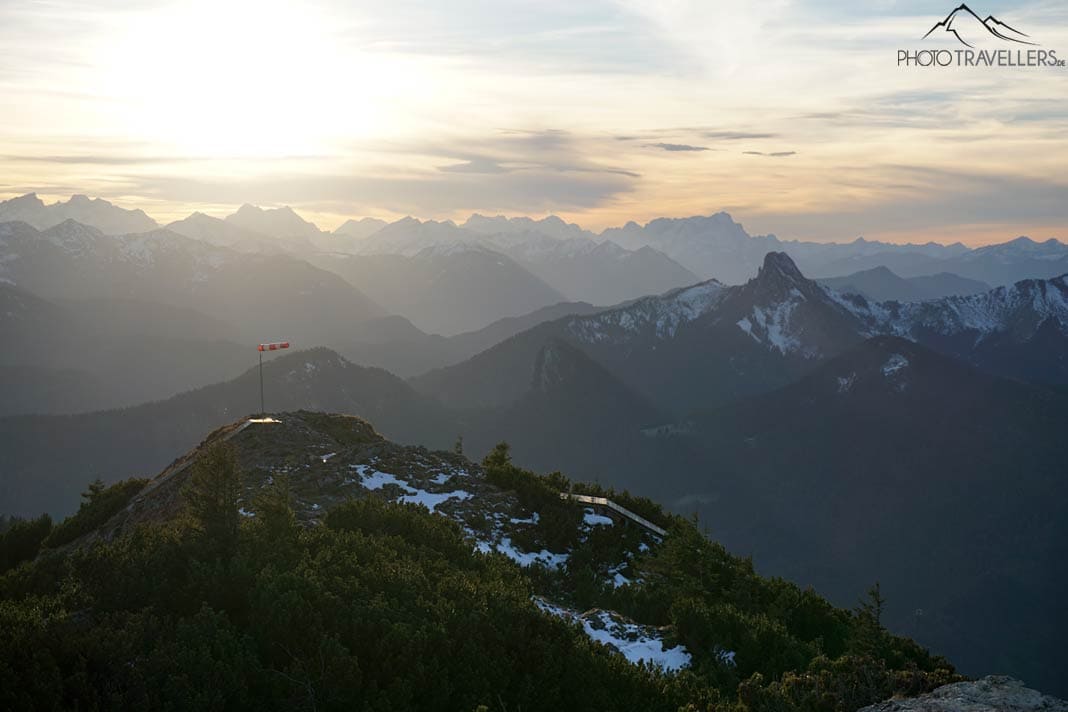 Der Ausblick vom Wallberg auf das Wettersteingebirge im Abendlicht