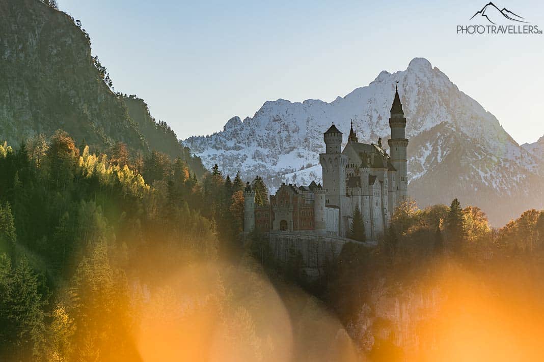 Schloss Neuschwanstein vor der imposanten Bergkulisse