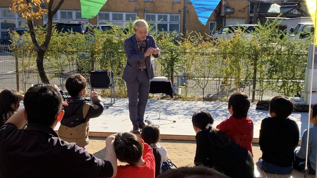 金沢市の幼稚園でマジックショー!新人の成長とプロ18年目の気づき【石川県出張】 5 金沢市の幼稚園の屋外ステージでマジックショーを行うマジシャン「コンプレッサー」