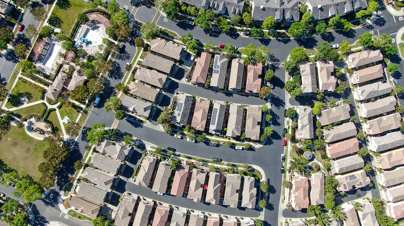 Luftaufnahme einer Wohnsiedlung in den USA als Symbol für Immobilienverkauf und Investitionen für ausländische Eigentümer Luftaufnahme einer Wohnsiedlung in den USA als Symbol für Immobilienverkauf und Investitionen für ausländische Eigentümer