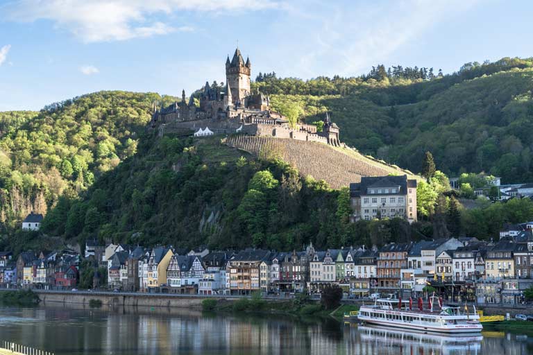 startseite-deutschland-schoene-regionen-2 Blick über die Mosel auf Cochem mit der Reichsburg
