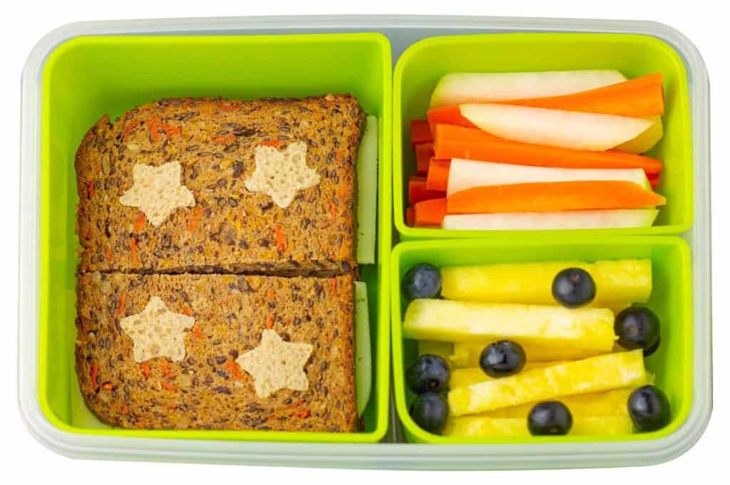 Kreatives Schulbrot mit Sternehimmel mit Ausstechern in Form gebracht