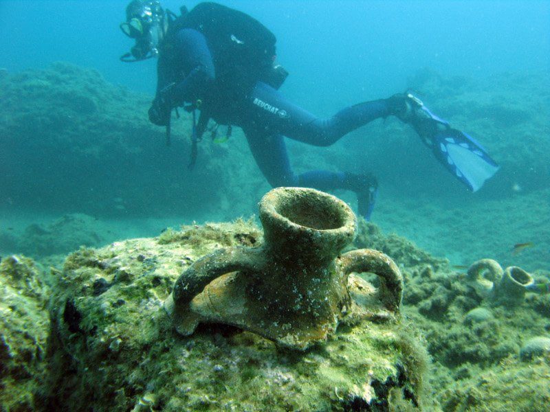 starożytne amfory pod wodą koło Krety