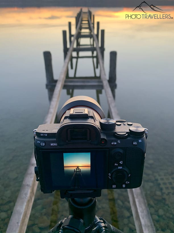Detailansicht der Sony Alpha 7 III beim Test an einem Steg am See