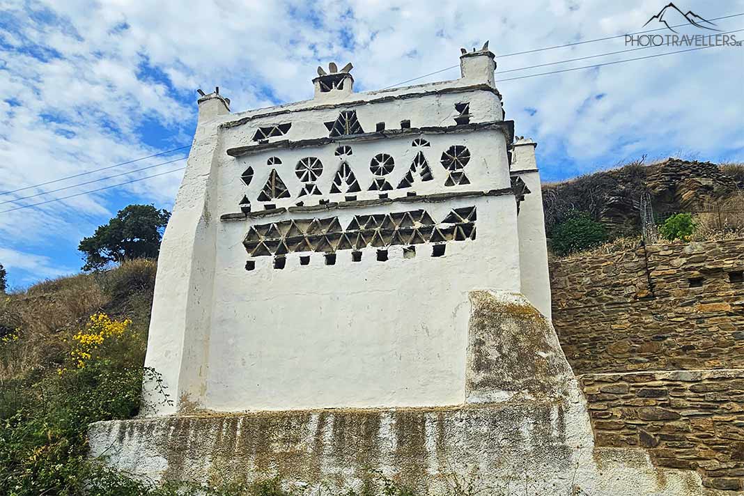 Charakteristisch für ein traditionelles Taubenhaus auf Tinos ist dessen weiße Fassade mit den dunklen Verzierungen