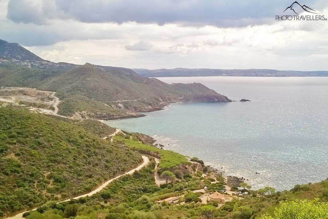 Der Blick von oben über die Küste bei Masua auf Sardinien