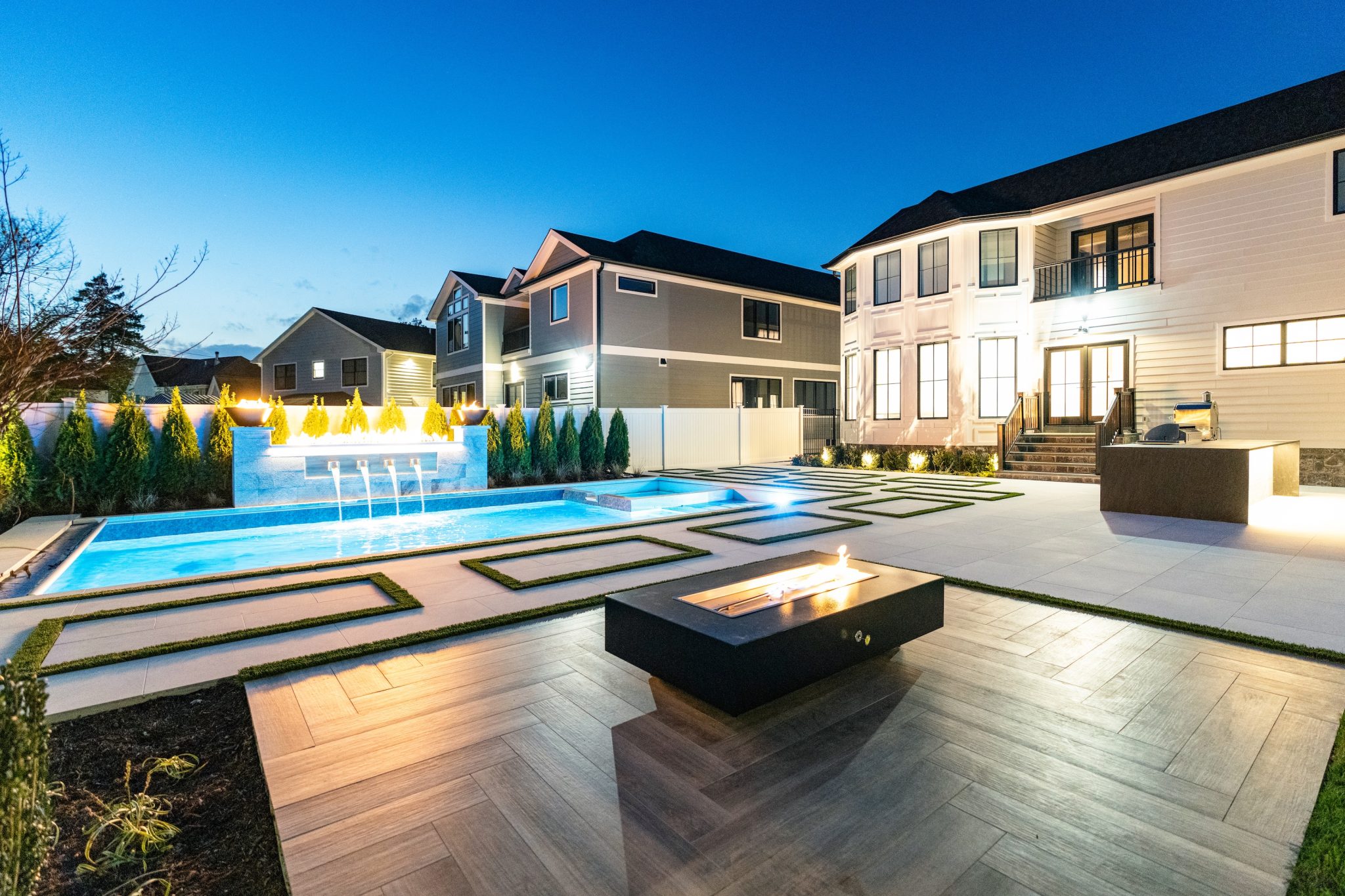 A pool and a building with a fountain in the middle.
