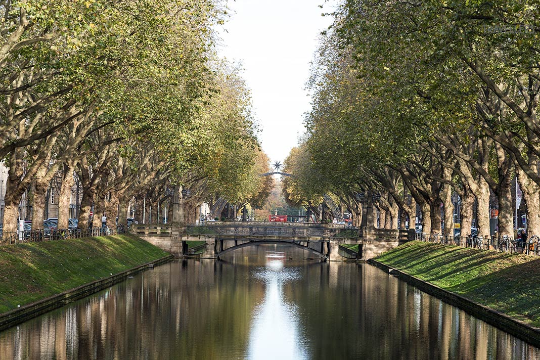 Blick auf die Bastionsbrücke in der Düsseldorfer Königsallee