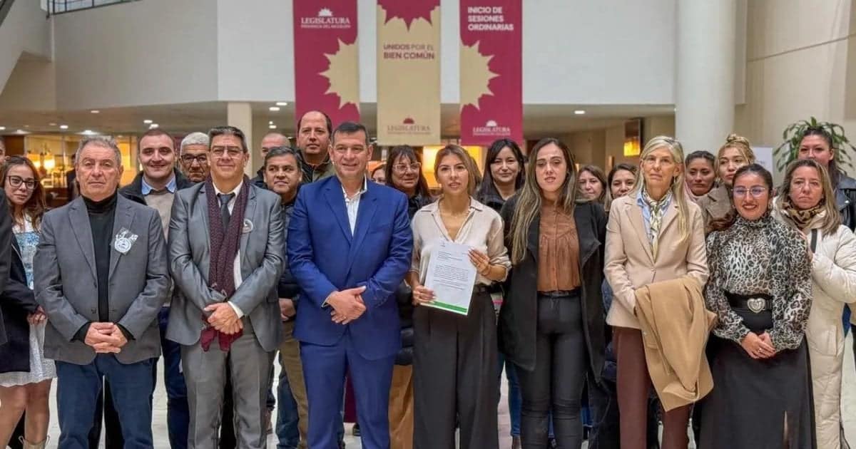 La comitiva añelense con concejales, funcionarios y vecinos en el hall de la Legislatura tras presentar el proyecto