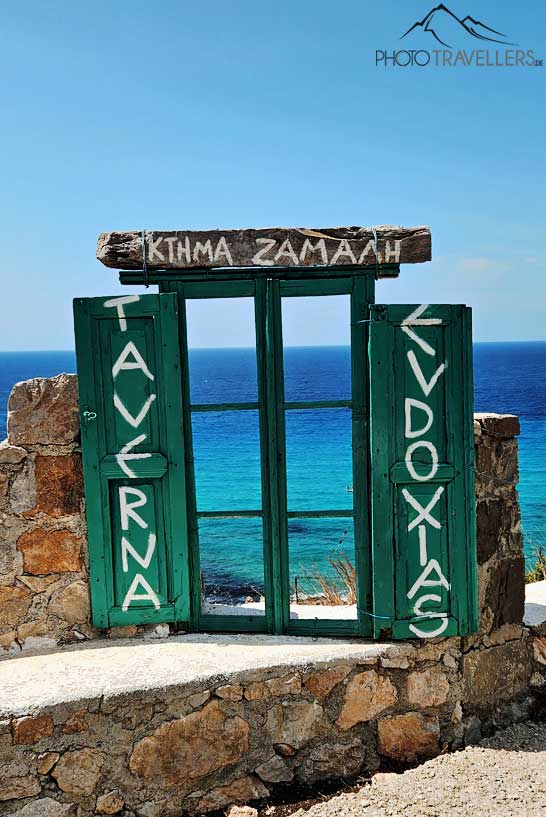 Der Einganzu zur Taverna Exdoxias auf Karpathos