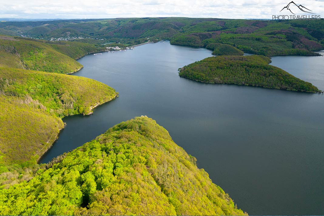 Der Blick aus der Luft auf den Rursee und den Obersee in der Eifel