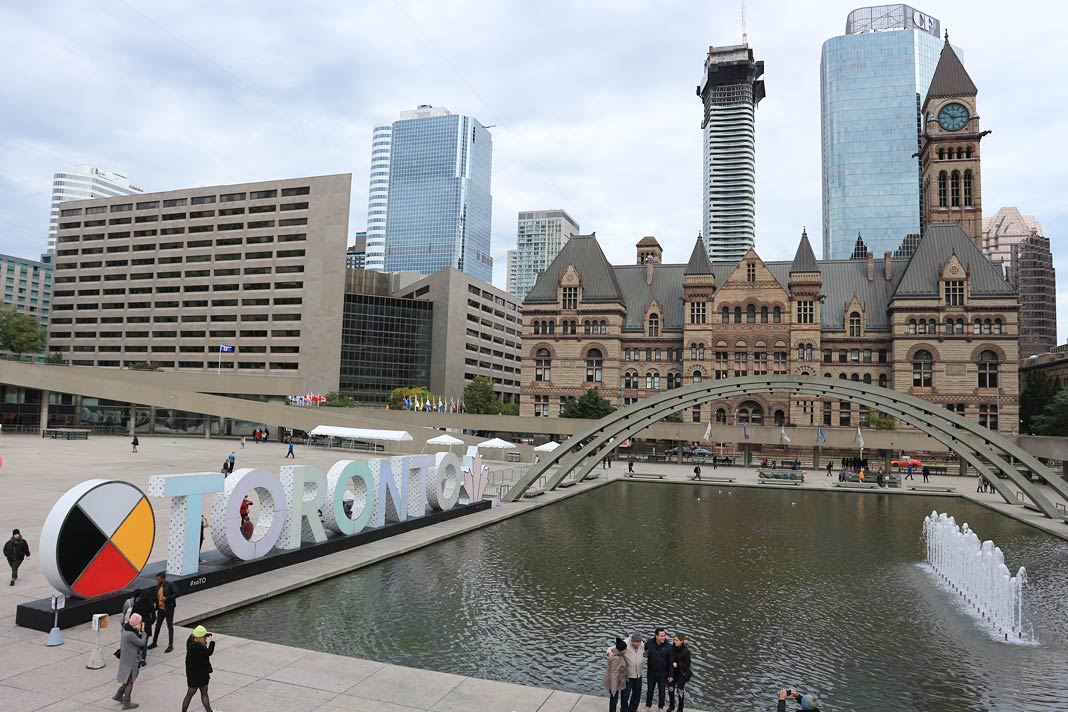 Der Toronto-Schriftzug mit dem Alten Rathaus und Hochhäusern