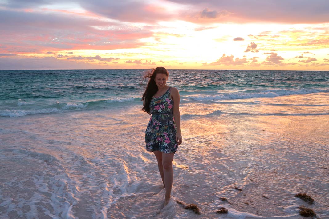 Reisebloggerin Biggi Bauer im Meer auf den Bahamas