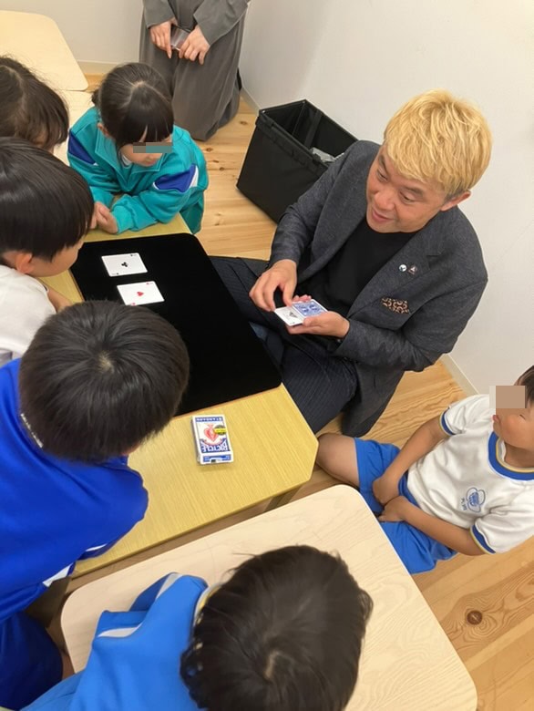 プロマジシャンが届ける子ども支援のかたち:学童保育でマジック イベント 1 学童保育でマジック イベント