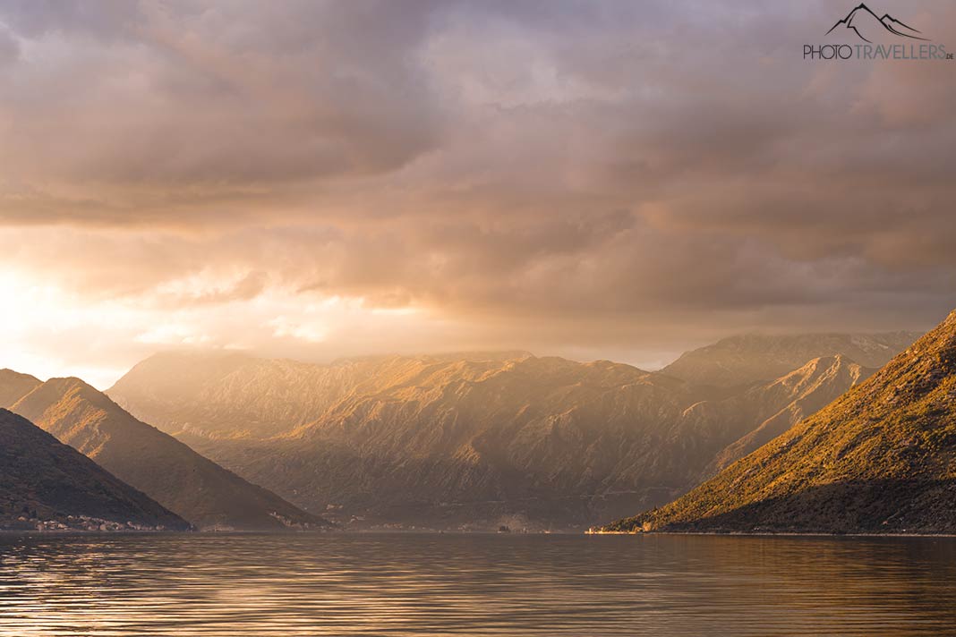 Der Blick auf die Berge in der Bucht von Kotor am Abend