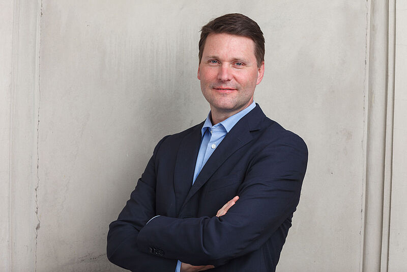 Die entspannte Körperhaltung mit verschränkten Armen vermittelt Kompetenz