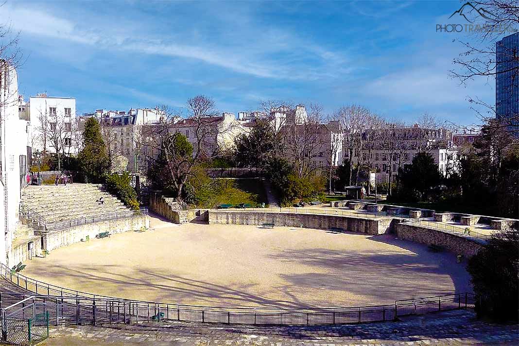 Das Oval der ehemaligen römischen Arena de Lutece ist von mehrstöckigen Häusern umrahmt